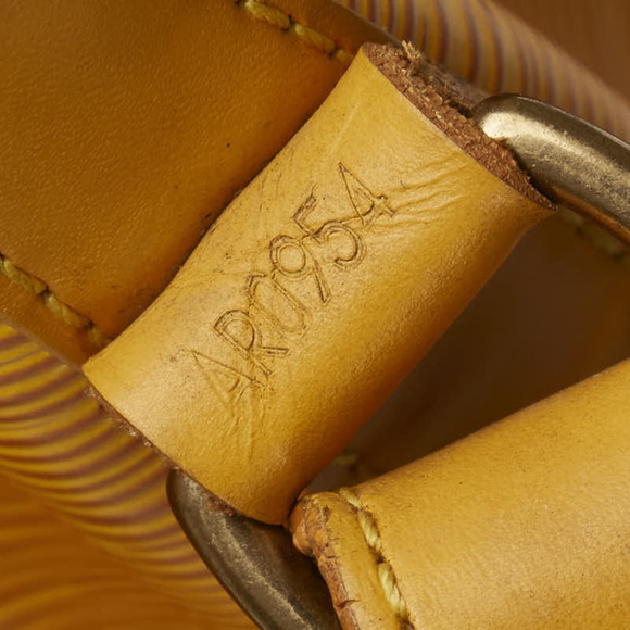 Louis Vuitton Noe Leather Shoulder Bag M44109 in Good condition - Picture 9 of 10